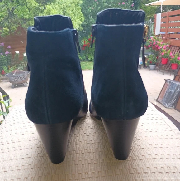 NWT.ISAAC MIZRAHI KIERRA DARK BLUE LEATHER & SUEDE ANKLE BOOTS, 6.5W - Picture 3 of 8
